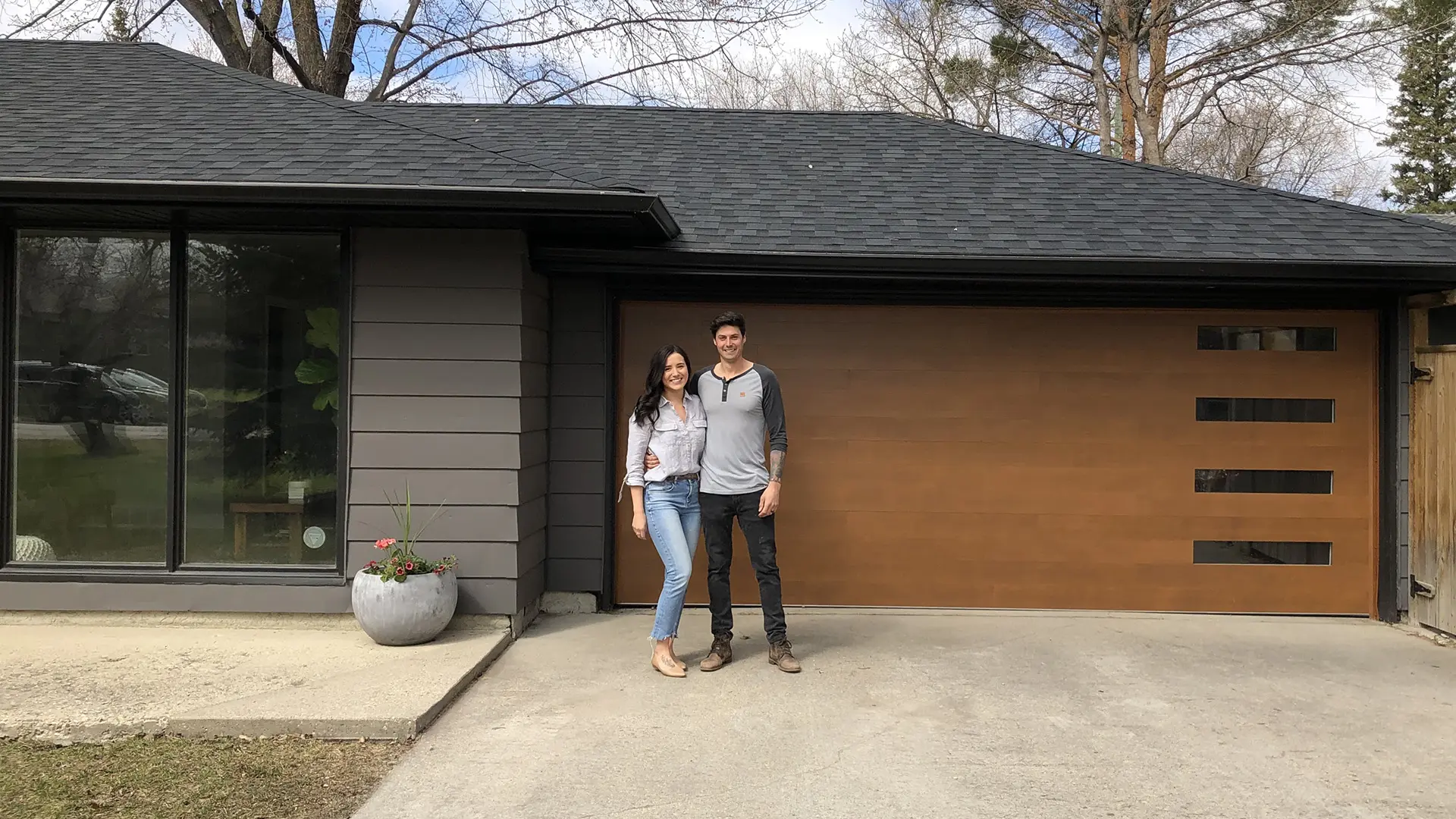 Canyon Ridge® Modern with windows down one side in Medium Finish