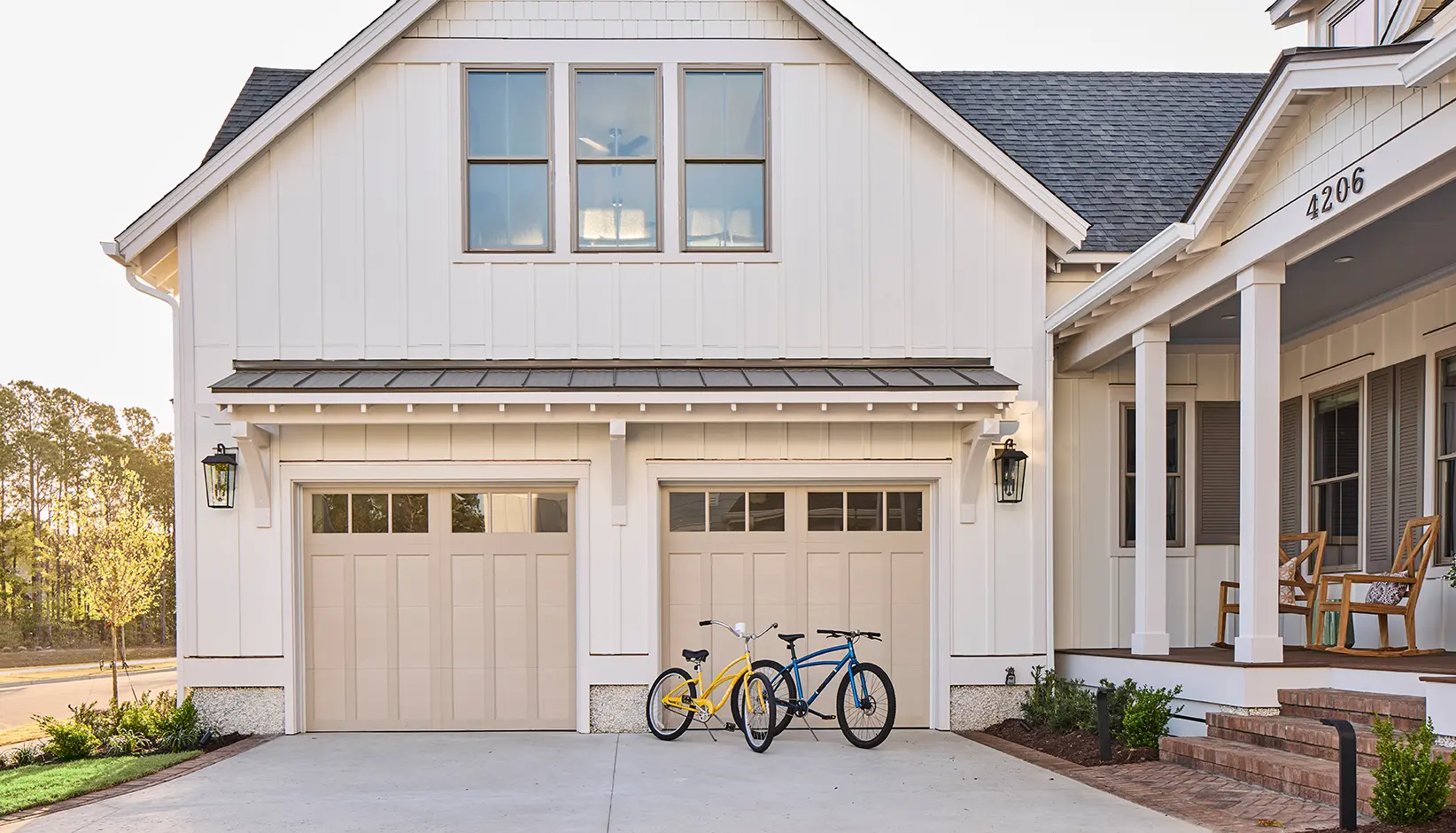 CR 4L-DES13-REC13-Natural-02 Canyon Ridge 4-layer garage door in natural