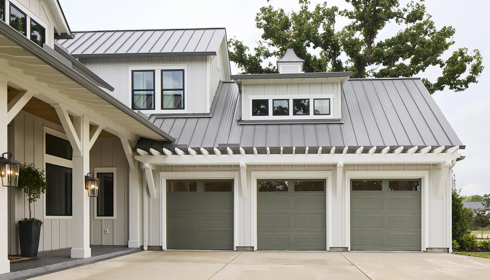 gallery-steel-01 Gallery® Steel garage door with long panels and plain long windows in custom color