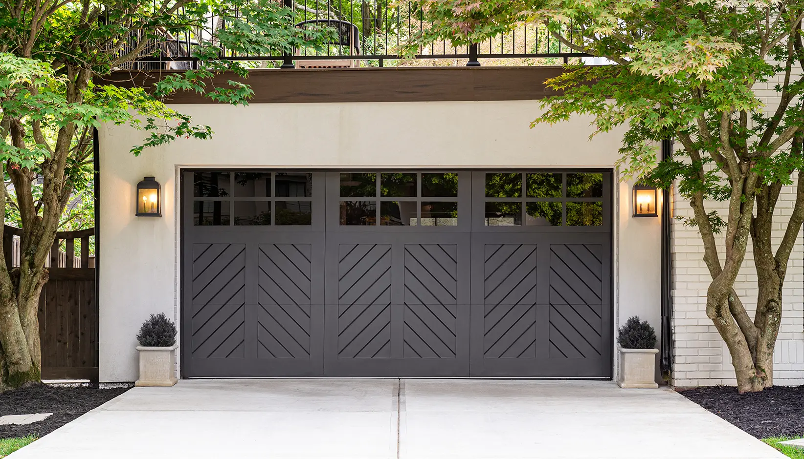 Reserve® Wood Extira® garage doors